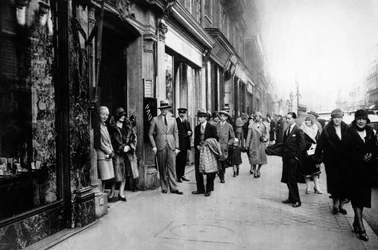 Čekání na švadleny odcházející z práce, Paříž, 1931.