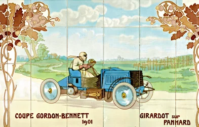 Girardot za volantem vozu Panhard v Poháru Gordona Benneta v roce 1901: keramické dlaždice vyrobené firmou Gilardoni Fils et Cie v Paříži, podle kresby Ernesta Montauta (1878-1909)