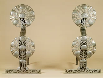 Pair of Fire-Dogs, vyrobený Alfred Bucknall, 1904 (leštěná ocel)