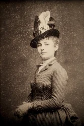 Camille Claudel (1864-1943). Fotografický portrét kolem roku 1886 od Etienne Carjata (1828-1906). Zadní strana. Musée des Beaux-Arts de Poitiers (Francie).