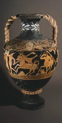 Amfora od malíře Centauromachy. Červenofigurová keramika z Porana (Umbrie). Etruská civilizace. 4. století před naším letopočtem.