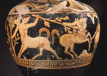 Amfora od malíře Centauromachy, detail zobrazující bitvu mezi kentaury. Červenofigurová keramika z Porana (Umbrie). Etruská civilizace, 4. století před naším letopočtem.