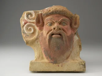Antefix ve tvaru hlavy satyrů, polovina 5. století (terakota s pigmentem)