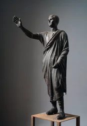 Aule Metele (Řečník), římský řečník - etruská bronzová socha, v: 179 cm, asi 90-70 př. n. l., z Pily v Itálii - etruská civilizace: „Magistrát z Perugie Aulus Metellus, zvaný Řečník neboli Arringatore“ Bronzová socha