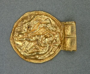 Reliéfní přívěsek bulla. Etruská civilizace, 4. století před naším letopočtem.