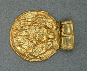Reliéfní přívěsek bulla. Etruská civilizace, 4. století před naším letopočtem.