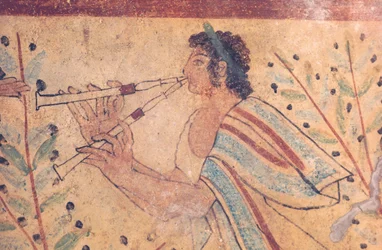Etruské umění: hráč na flétnu. Detail fresky v Hrobce leopardů v nekropoli Monterozzi v Itálii, začátek 5. století př. n. l.