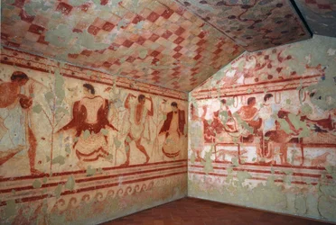 Etruské umění: fresky zobrazující výjevy z hostiny. Hrobka Triklinia. 5. století př. n. l. Národní archeologické muzeum v Tarquinii, Itálie