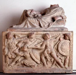Etruská civilizace: Terakotová urna z Chiusi Itálie - 2. století př. n. l. Rozměr 33x56x27 cm (etruské umění: terakotová urna 2. století př. n. l.) Florencie, Museo Archeologico, inv 5686