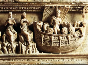 Etruská civilizace, alabastrová urna, detail reliéfu zobrazující Odyssea a Sirény