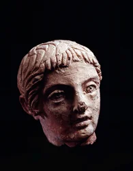 Etruská civilizace: hlava mladého muže z chrámu Belvedere, v Orvietu - 5.-4. století př. n. l. Průměr 13 cm