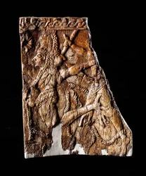 Etruská civilizace: slonovinový plátový dekor reprezentace Geryon - Z mohyly Montefortini, Comeana, Itálie - 7. století př. n. l. Rozměr 10x8,1 cm Florencie, Museo Archeologico, inv 194662