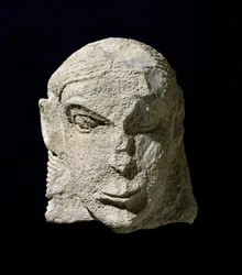 Etruská civilizace: vápencová ženská hlava. 650 před naším letopočtem cca. Z mohyly Pietrera di Vetulonia. Florencie, Museo Archeologico