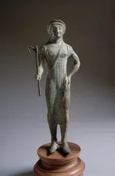Etruská civilizace: bronzová socha „postava nabízejícího“, 480 př. n. l., Dim 27 cm z Isola di Fano, Itálie