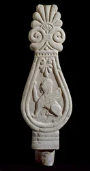 Etruská civilizace: stéla hrobu in gres decoree se siluetou lvího křídla z Londy v Itálii. 550-500 před naším letopočtem. Florencie, Museo Archeologico
