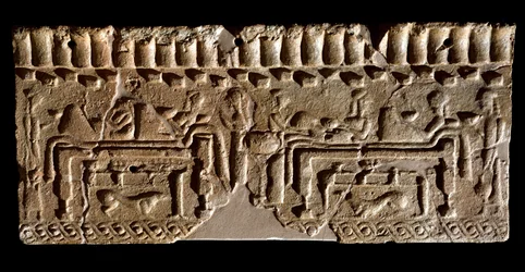 Etruská civilizace: terakotový vlys zdobený banketovou scénou. 580 př.nl Rozm. Rozměr 24 x 54 cm. Z paláce Murlo. Murlo, Antiquarium Comunale