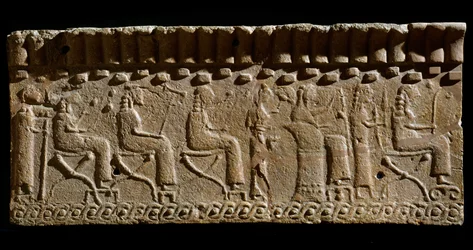 Etruská civilizace: terakotový vlys zdobený nízkými reliéfy božstev a sedících hodnostářů. 580 př.nl Rozm. Rozměr 24 x 54 cm. Z paláce Murlo. Murlo, Antiquarium Comunale