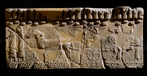 Etruská civilizace: terakotový vlys zdobený průvodem. 6. století před naším letopočtem. Z 2. paláce Murlo. Ztlumit. 24x39 cm Murlo, Antiquarium Comunale
