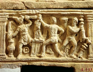 Etruská civilizace, opuková urna s výjevy Galů plenících chrámy