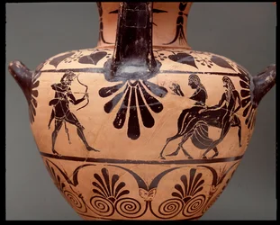 Hydria s vyobrazením Herkula střílejícího šíp na kentaura Nessa, Deianira je druhá zprava, terakota, 450-400 př. n. l.