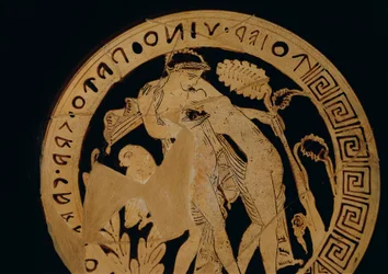 Itálie, Lazio, Civita Castellana, kylix s červenou figurou (vinná keramika) zobrazující objímající se mladíky, s nápisem (ve faliskštině) s pozváním k pití, asi 350 př.n.l.