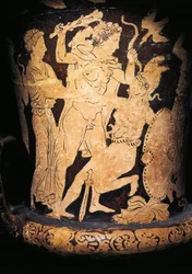 Itálie, Umbrie, Perugia, kalichový krater s červenou postavou (váza používaná na míchání vína a vody) zobrazující Hérakla udeřícího do Amazonie, malovaný školou Vulci, 330/300 př.n.l.