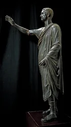 Římsko-etruské umění: bronzová socha Aula Metella, zvaného Řečník - 80 př. n. l., z Pily u Perugie, výška 179 cm - Florencie, Museo Archeologico - Portrét Aula Metela (Aulus Metellus), známého také jako Řečník (L