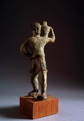 Etruská civilizace: nabízející - Bronzová socha, 3. - 2. století př. n. l. Rozměr 12,3 cm Z Brolio, Itálie (Etruské umění, obětující muž, bronzová socha, z Brolio, Itálie, 3.-2. století př. n. l., Rozměr 12,3 cm) Volterra Museo Guarnacci