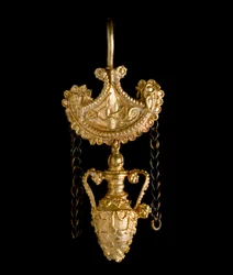 Etruské umění: zlatá náušnice. 3. století před naším letopočtem. Od Cerveteri. Ztlumit. 3,4 cm Řím, Museo di Villa Giulia
