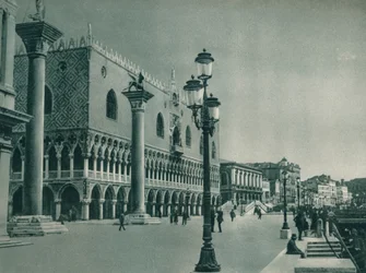 Hlavní průčelí Dóžecího paláce s Riva degli Schiavoni, Benátky, Itálie, 1927