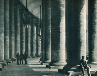 Část kolonády na náměstí St Peters, Řím, Itálie, 1927