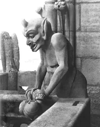 Chrlič z balustrády Grande Galerie, čert držící ropuchu, replika originálu z 12. století (kámen) (čb foto)