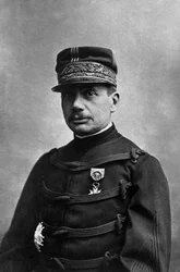 Generál Gaston Borgnis Desbordes (1859-1901), vojenský francouzský student polytechnické školy, po vojenské kariéře v námořnictvu získal velení jako velitel vojsk v Indočíně, fotografoval ho Eugene Pirou kolem roku 1880-1.