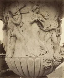 Detail vázy ve Versailles