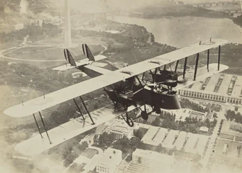 [Letící letadlo nad Washingtonem D.C.]