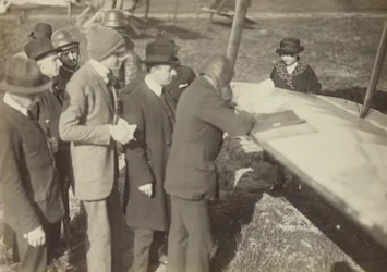 [Skupina kolem okraje křídla letounu Caproni Ca. 3 (letadlo)]