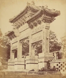 Oblouk v chrámu Lama poblíž Pekinu, říjen 1860