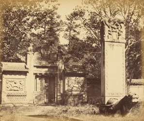 Vyřezávaná hrobka depa poblíž Pekinu, místo, kde zbyly zbraně a střelivo, když armáda pochodovala do Pekinu, říjen 1860