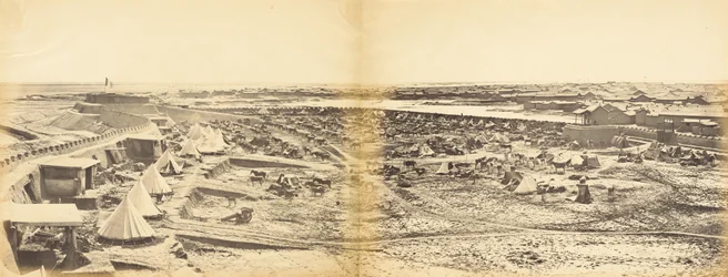 Interiér pevnosti Pehtang zobrazující Probynova koně, 1. srpna 1860
