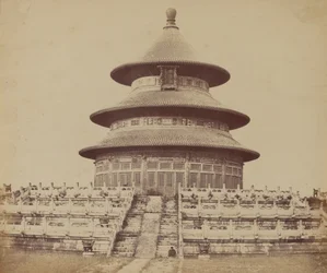 Posvátný chrám nebes, kde císař jednou ročně obětuje, v čínském městě Pekin, říjen 1860