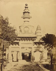 Tibetský památník v Lámově chrámu poblíž Pekinu, srpen 1860