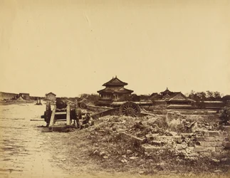 Vrchol pekingské zdi s čínskými děly namířenými proti našim bateriím, 14. října 1860