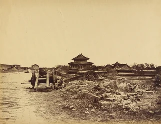 Vrchol pekingské zdi s čínskými děly namířenými proti našim bateriím, 14. října 1860