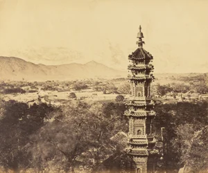 Pohled na letohrádek. Pagoda Yuan Ming Yuan. Před upálením, Pekin, 18. října 1860