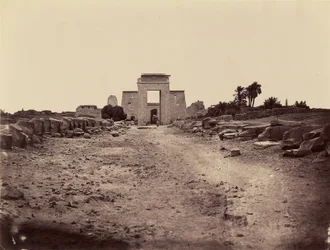 Alej sfing a ptolemaiovský propylon, Karnak, Théby