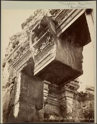 Baalbek, brána Jupiterova chrámu před sloupem