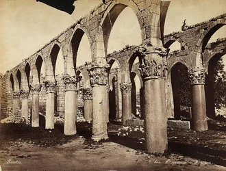 Sloupce a oblouky v archeologické zóně Heliopolis nebo Baalbek, Libanon
