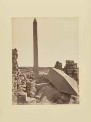 Detail obelisků a nádvoří karyatid - Karnak