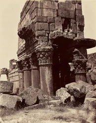 Detaily hlavic sloupů Jupiterova chrámu - Baalbek