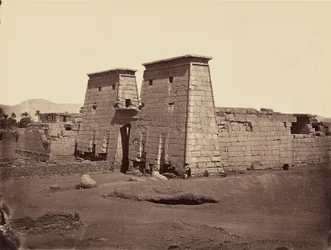 Celkový pohled na chrám Ramesse III., Karnak, Théby
